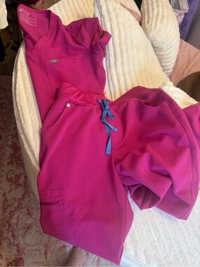 Figs Women's Raspberry Scrub set Med top/Sm Petite joggers